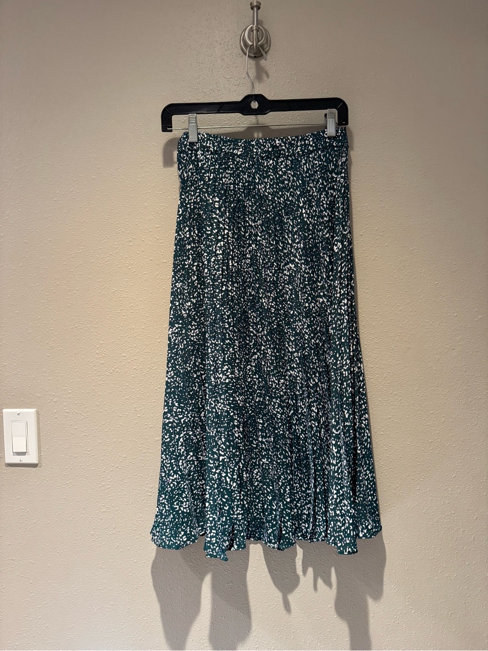 Emerald Green Printed Pleated Midi Skirt - size medium